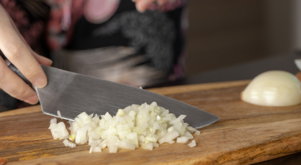 Brunoise, julienne e mais: aprenda as formas de cortar cebola