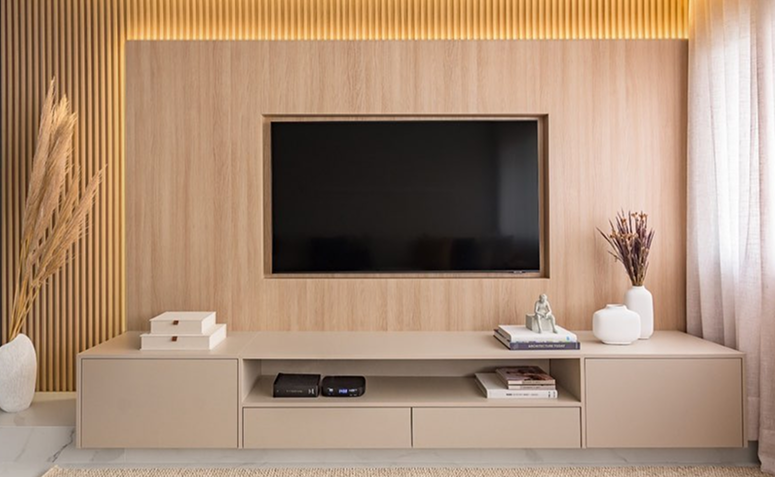 iluminação indireta com fita de LED em painel para TV.