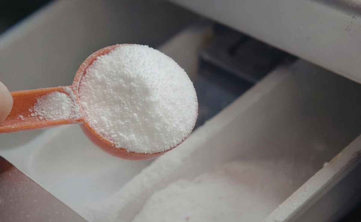 percarbonato de sódio sendo usado na máquina de lavar roupas