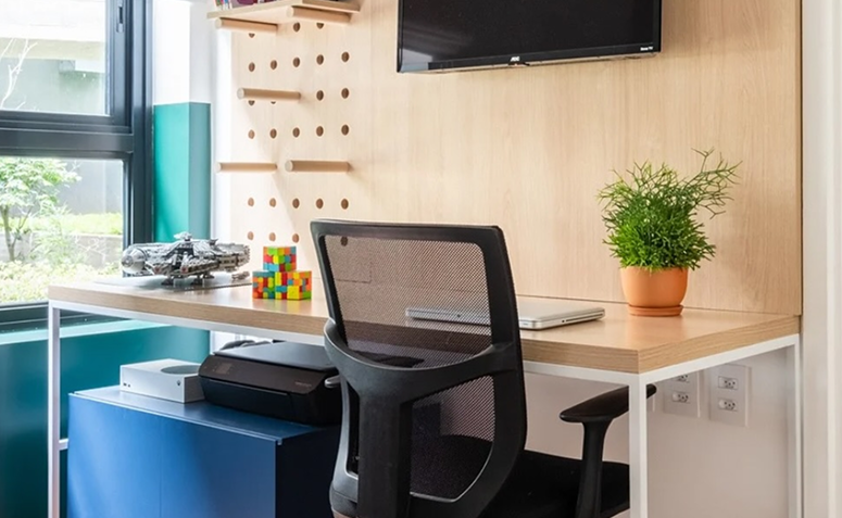 mesa de trabalho com cacto-macarrão rhipsalis em vaso decorativo em ambiente de home office.