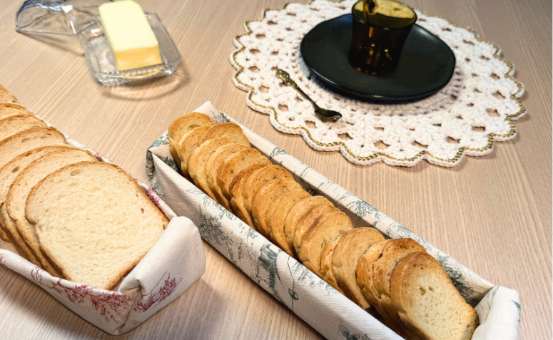 Mesa posta com cestinhas de pão feitas com guardanapos.