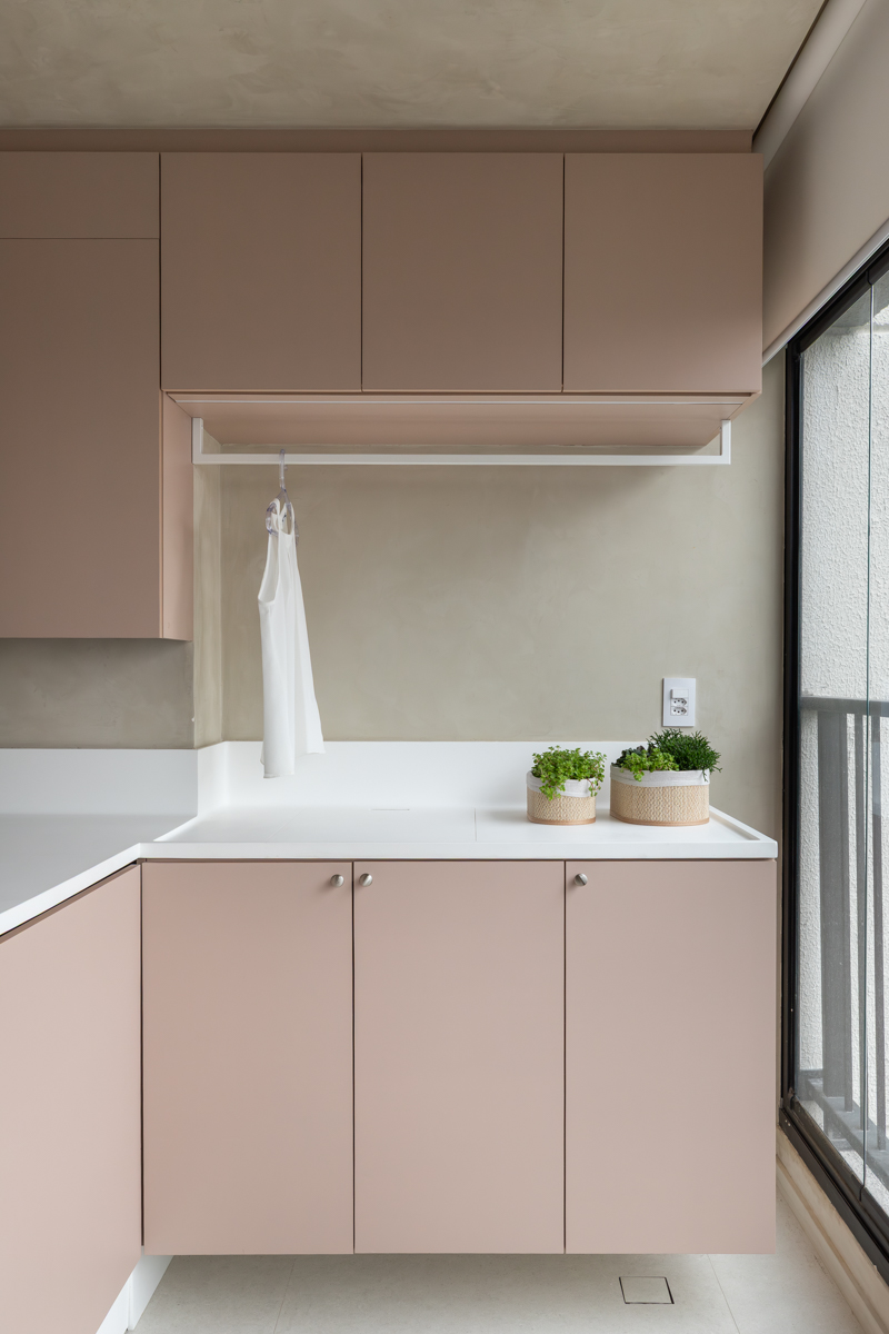 lavanderia integrada e escondida na marcenaria em apartamento de 55 m².