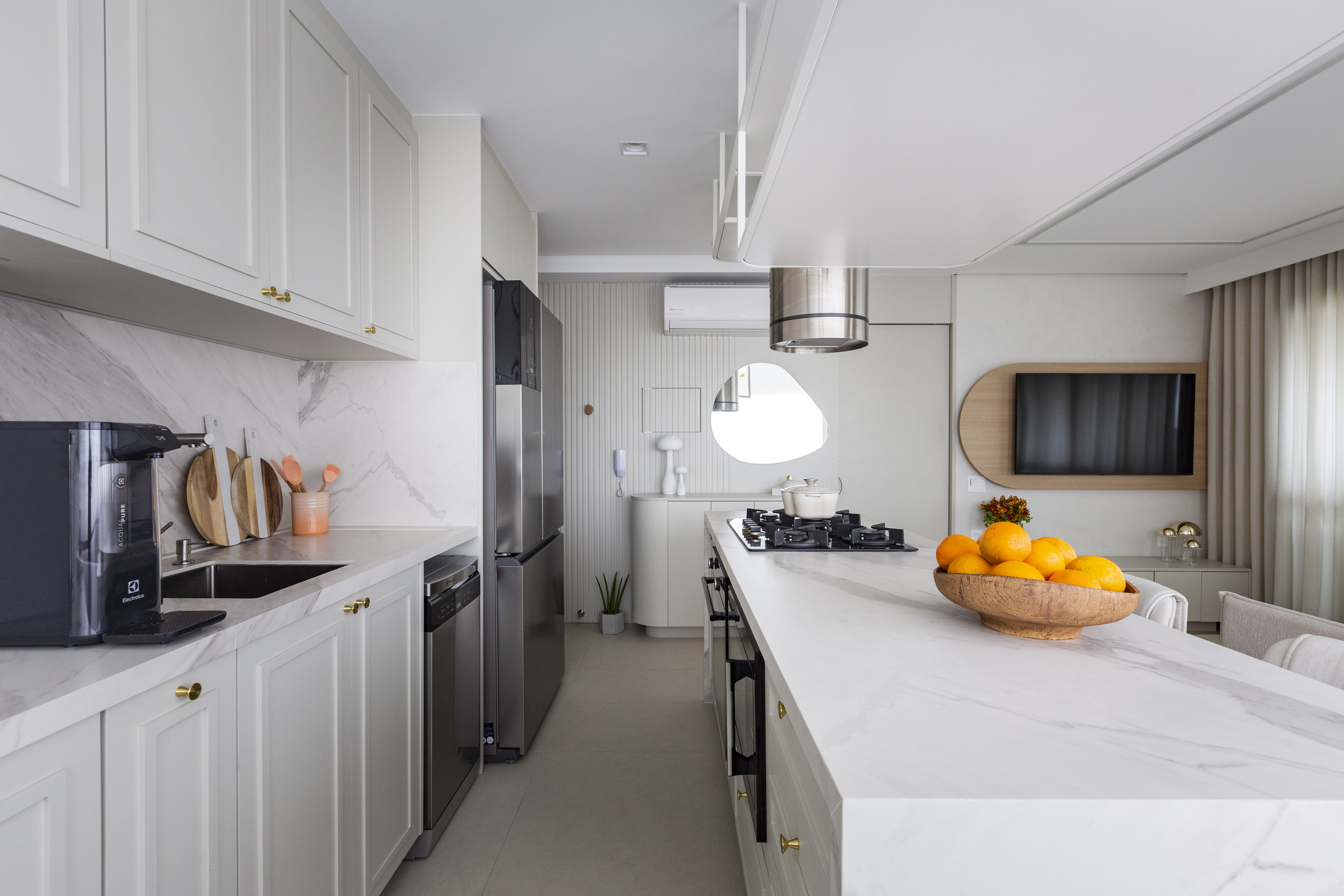 Foto ampla da cozinha do apartamento.