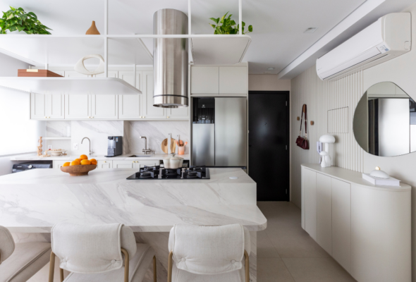 Apartamento de 60 m² usa a cor do ano da Pantone para ampliar espaços