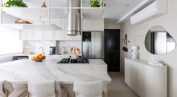 Apartamento de 60 m² usa a cor do ano da Pantone para ampliar espaços