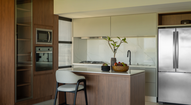 Como disfarçar o micro-ondas na cozinha de forma prática e elegante