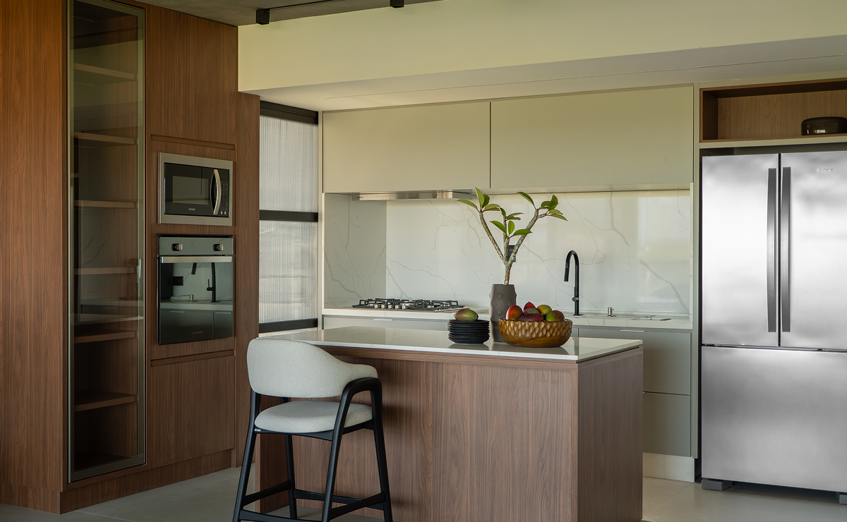 Como disfarçar o micro-ondas na cozinha de forma prática e elegante
