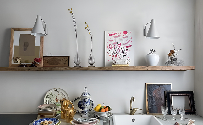 prateleira com objetos decorativos reaproveitados e peças antigas na decoração de casa com estilo afetivo