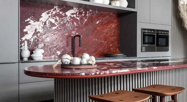 Mármore vermelho: a escolha de quem quer ousar na decoração