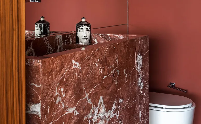 mármore vermelho com veios brancos e marcados na decoração de lavabo.