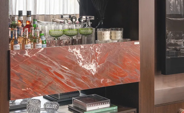 mármore vermelho em detalhe na decoração de ambiente.