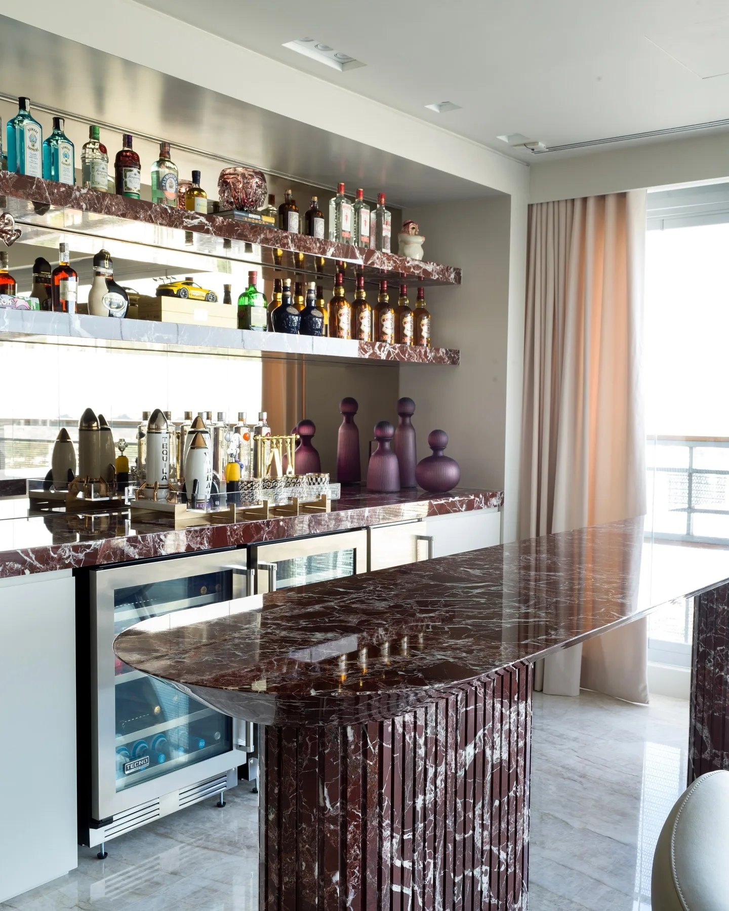 bar residencial com bancada em mármore vermelho