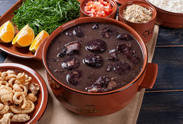 Feijoada é mesmo brasileira? Entenda a origem do prato