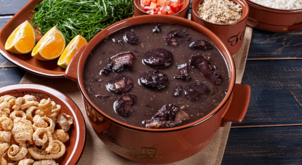 Feijoada é mesmo brasileira? Entenda a origem do prato