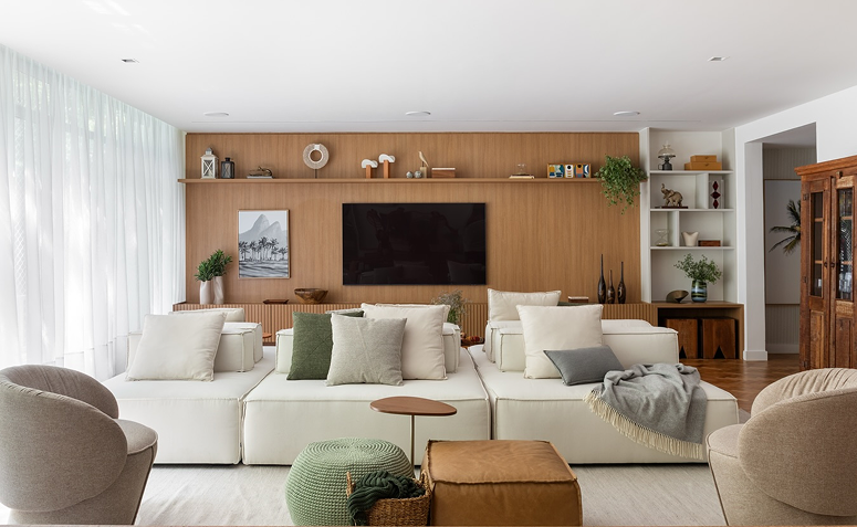 sala ampla com sofá modular e assentos confortáveis para assistir aos jogos em casa