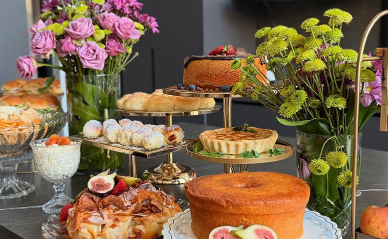 brunch com variedade de bolos e tortas.
