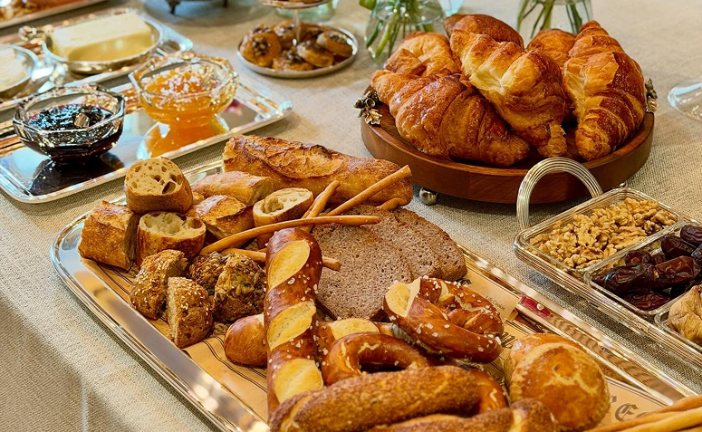 variedade de pães para brunch.