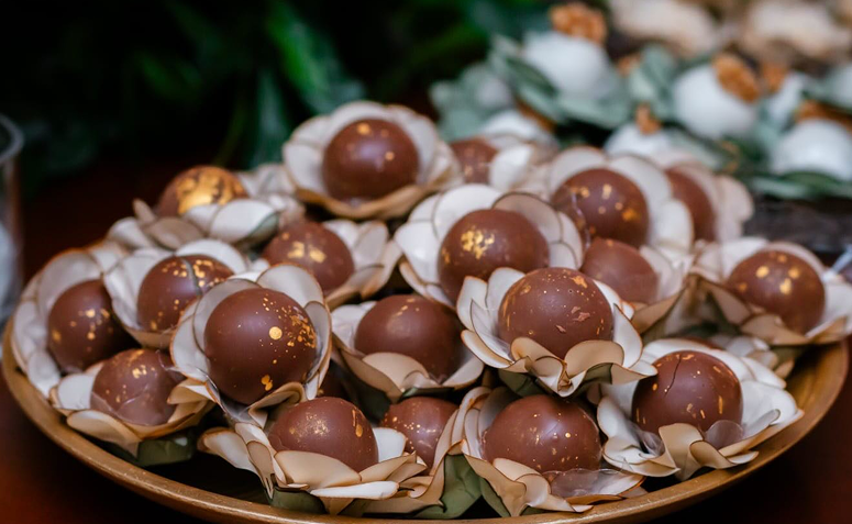 bombons de chocolate servidos em mesa de festa.