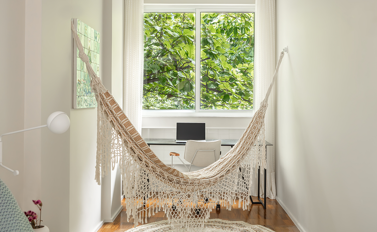 instalação de rede de descanso em ambiente pequeno e decoração contemporânea.