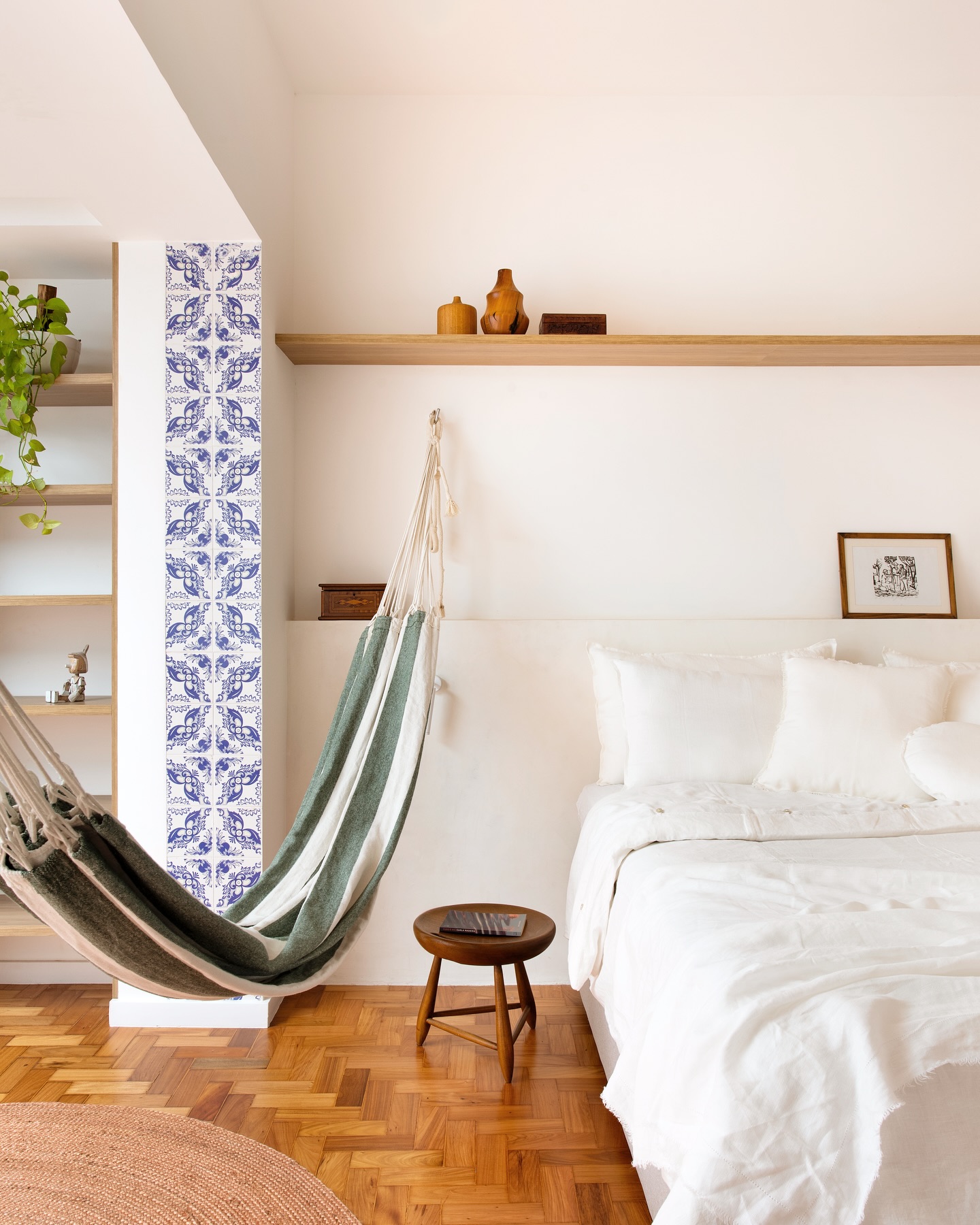 Rede listrada em quarto com decoração clara.
