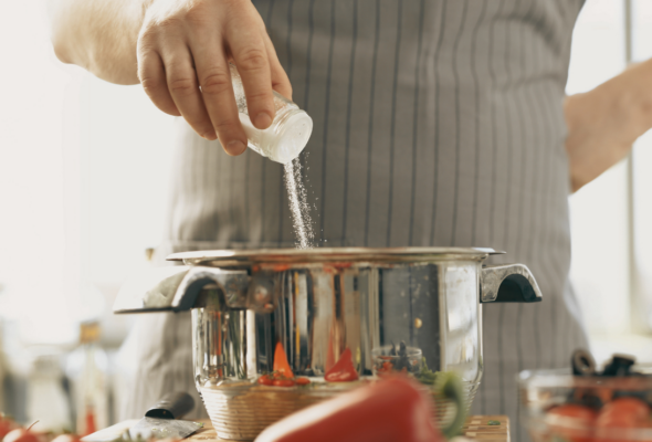 Salgou demais a comida? Veja como salvar o prato