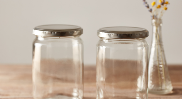 Vai reaproveitar potes de vidro na cozinha? Veja como prepará-los antes de usar