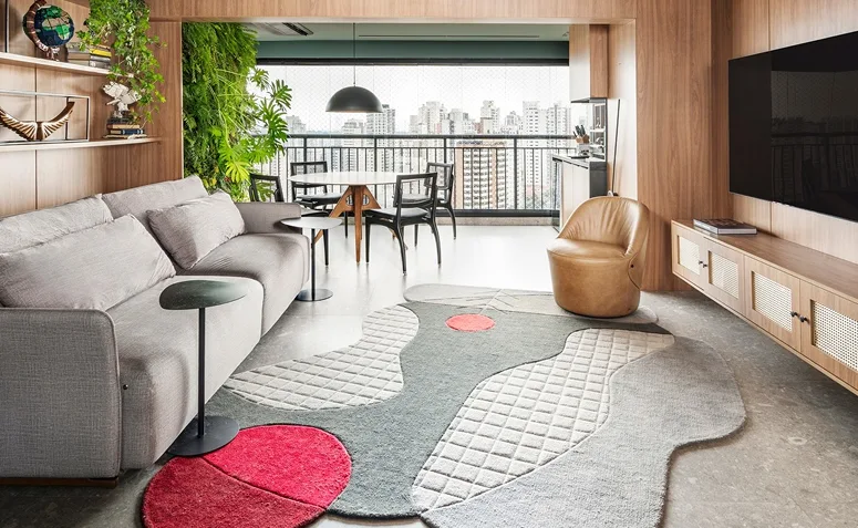 combinação de cores, formas e objetos na decoração de um ambiente.