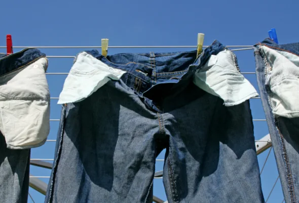 Como secar calça jeans sem secadora e em menos tempo