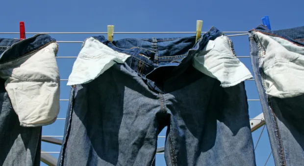 Como secar calça jeans sem secadora e em menos tempo