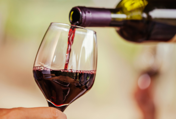 Como servir vinho: 5 práticas que valorizam a bebida