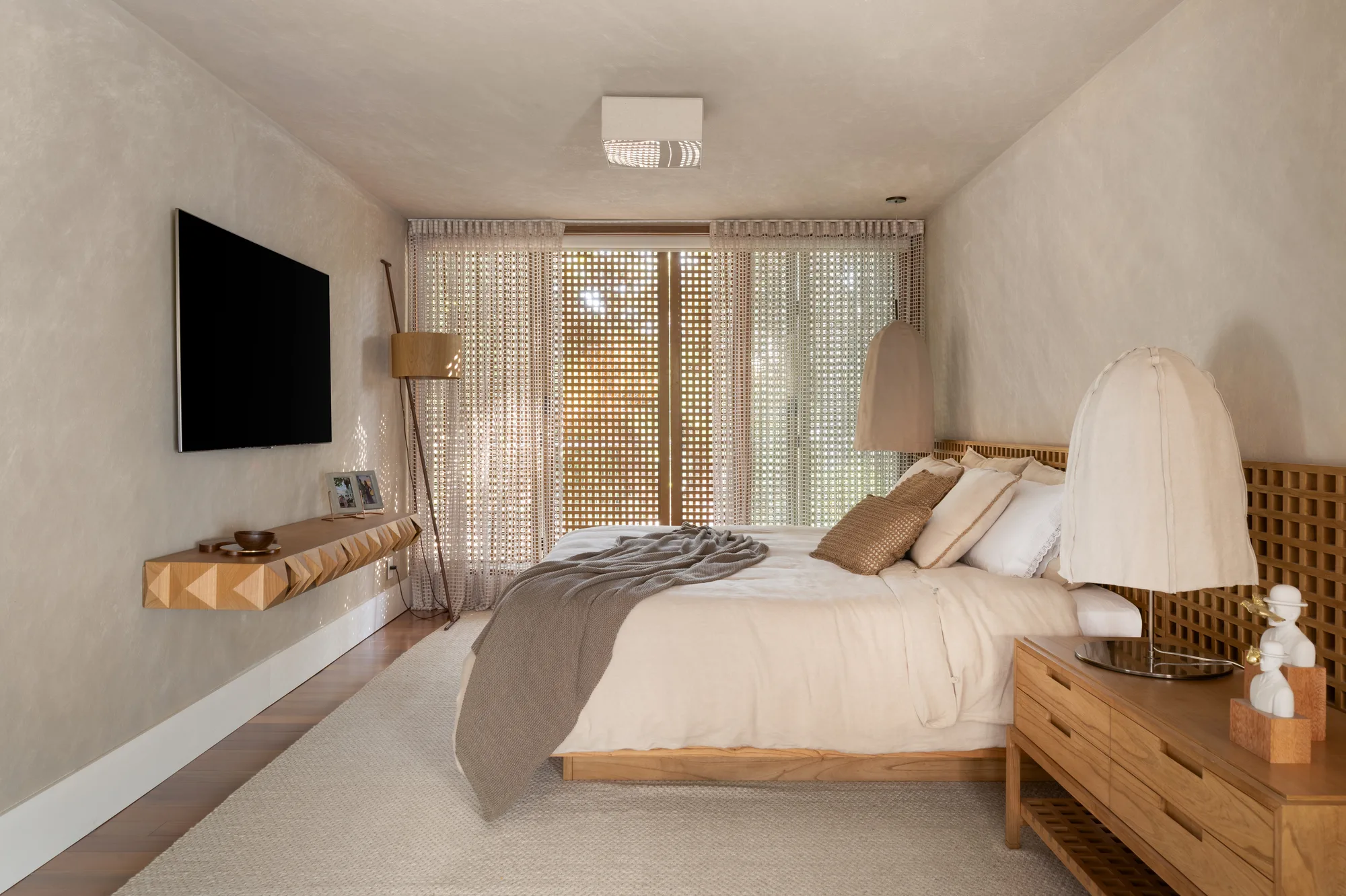 suíte master da Casa Moema com tons terrosos e atmosfera de descanso.