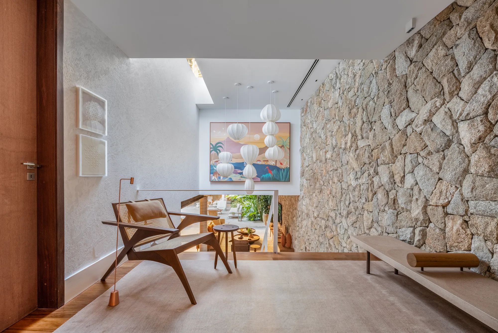 obras de arte em destaque e luminárias em projeto da Casa Moema.