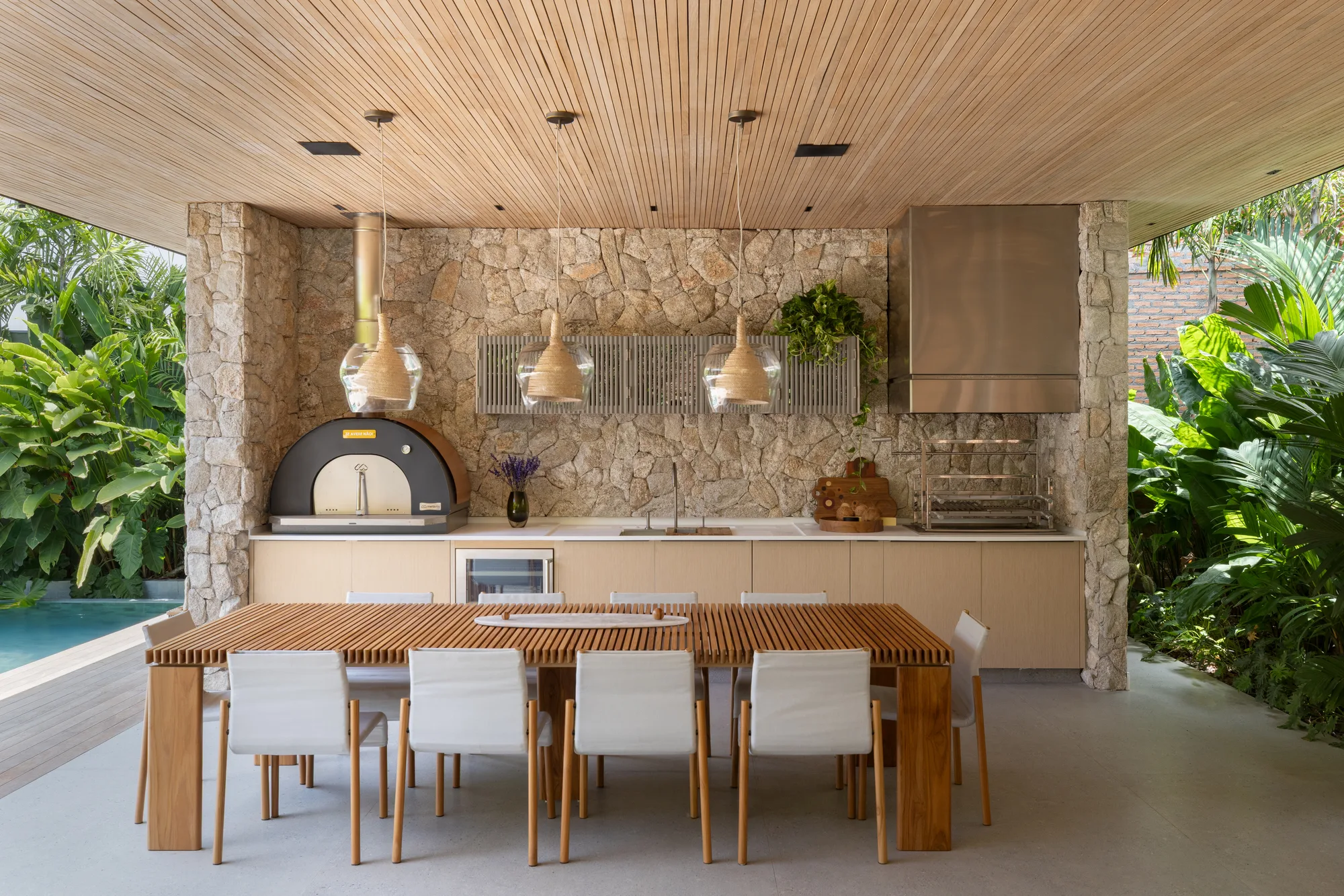 área gourmet com madeira e pedras decorativas.