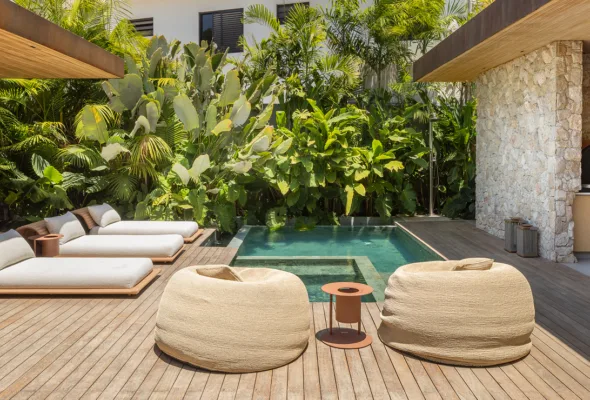 Clima de resort: casa em Moema faz esquecer São Paulo com jardim tropical
