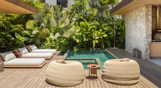 Clima de resort: casa em Moema faz esquecer São Paulo com jardim tropical