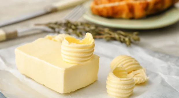 O jeito certo de amolecer manteiga rapidamente para passar no pão ou usar em receitas