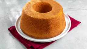 Como desenformar bolo sem grudar ou quebrar