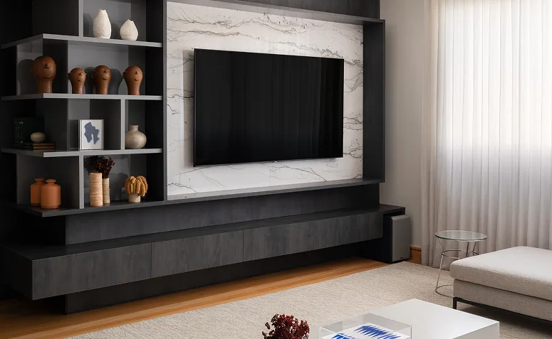 Sala com TV grande instalada na parede e sofá posicionado à frente, exemplo de ambiente para avaliar proporção, distância e tamanho da tela.