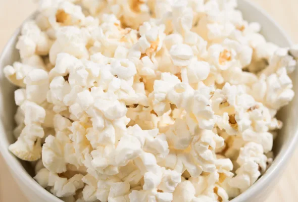 Como fazer pipoca estourar melhor e ficar crocante na panela ou no micro-ondas