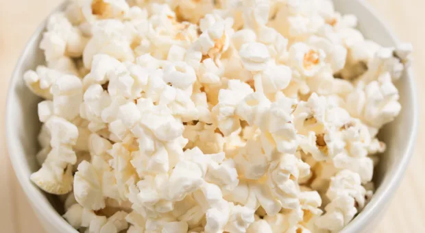 Como fazer pipoca estourar melhor e ficar crocante na panela ou no micro-ondas