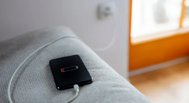 Deixa o celular carregando na cama? Veja lugares que é melhor evitar