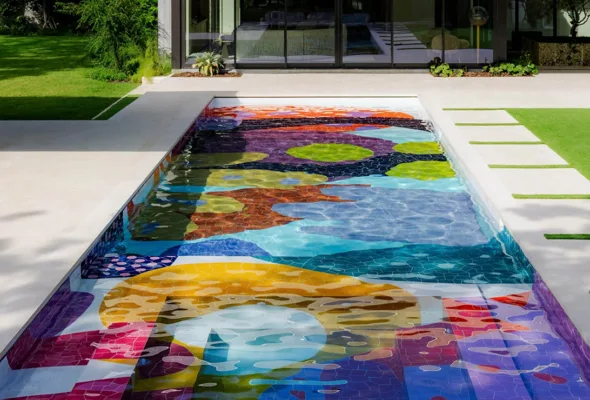 Piscinas coloridas saem do azul tradicional e transformam a área externa