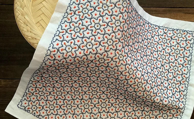 Bordado sashiko aplicado em peças de decoração de tecido para a casa.