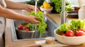 Você lava frutas com vinagre ou bicarbonato? Veja o que realmente funciona