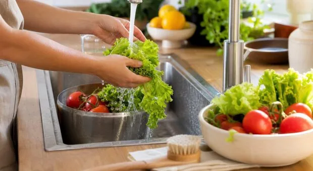 Você lava frutas com vinagre ou bicarbonato? Veja o que realmente funciona
