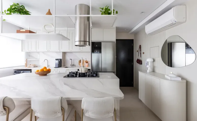 cozinha com coifa e ar-condicionado para ajudar nos cuidados com a qualidade do ar interno