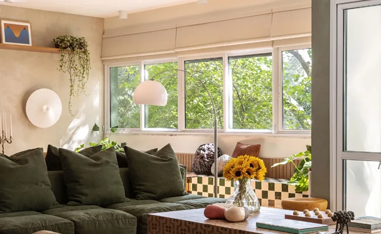 sala acolhedora com plantas integradas à decoração para trazer mais natureza para dentro de casa