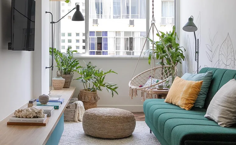 sala com janelas amplas abertas que favorecem a circulação de ar em uma casa saudável.