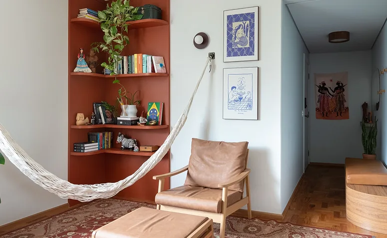 cantinho de leitura e relaxamento em sala de estar em casa saudável e aconchegante.