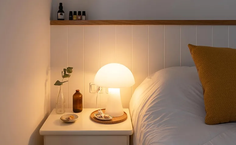 quarto acolhedor com iluminação suave para favorecer o descanso e o sono em uma casa saudável.
